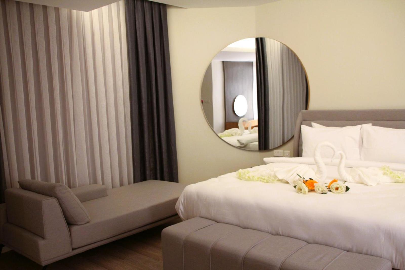 Plaza Athenee Hotel Kuwait City Exterior photo